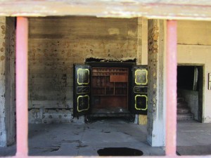 This time, we approached the front of the mill to peek inside.