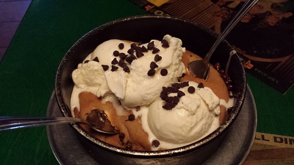 We went to Oregano's last night just so I could take this picture. OH THE SACRIFICE! OH THE THINGS I DO FOR THIS BLOG!! Meet the Original! Pizza Cookie at Oregano's. PIZOOKIE.