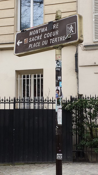 Pointing the way to le Sacré-Coeur - my second-favorite monument (after la Tour Eiffel)