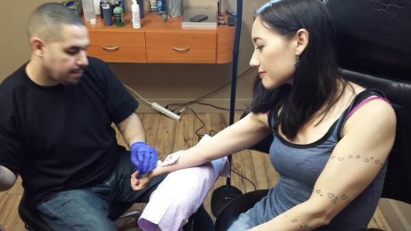 The same tattooist did that spiral of hearts around my arm in 2011, right before the move to France. (In case you're wondering, no, I don't lift weights. I just do Body Combat 3x / week. I do want to get back in the garage to work out, though... it's been a good couple of months.)