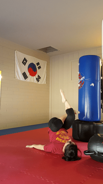 Triangle choke leg raise