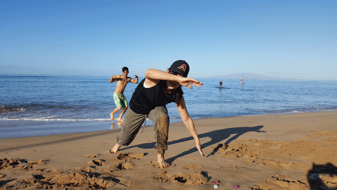 Reaching down for an esquiva baixa (with nephew photobomb)